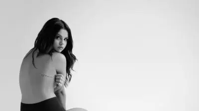 Selena Gomez - Revival b/w